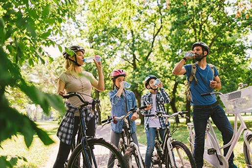 Leicht, bruchsicher und nach Gebrauch wiederverwertbar: PET-Flaschen eignen sich ideal, um sich bei Fahrradtouren mit Flüssigkeit zu versorgen. Das sagt auch Tobias Husung, Pressesprecher vom Landesverband Baden-Württemberg des Allgemeinen Deutschen Fahrrad-Clubs e. V. (ADFC): „Plastikflaschen sind eine gute Alternative, um Getränke auf dem Rad zu transportieren.“