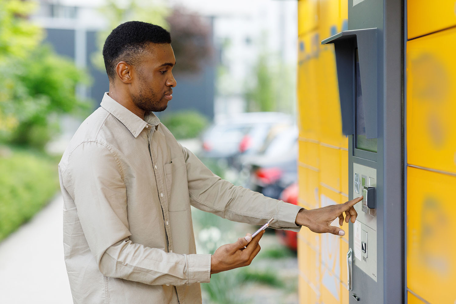 Fast ein Drittel der befragten Verbraucherinnen und Verbraucher holt die Bestellungen an einem Paketautomaten oder einer Abholstation ab.Fast ein Drittel der befragten Verbraucherinnen und Verbraucher holt die Bestellungen an einem Paketautomaten oder einer Abholstation ab.